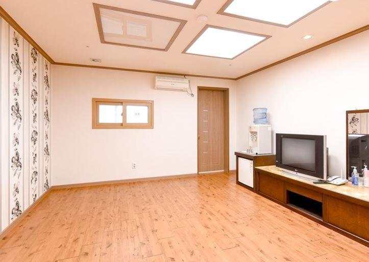 Hongcheon Resortel Exterior photo
